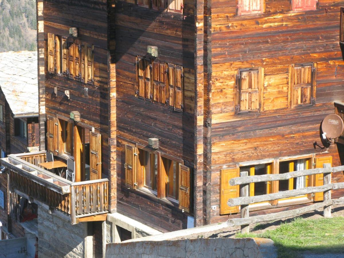 Alpia 26 - Zwei Zimmerwohnung In Traditionellem Walliser Haus Gasenried エクステリア 写真