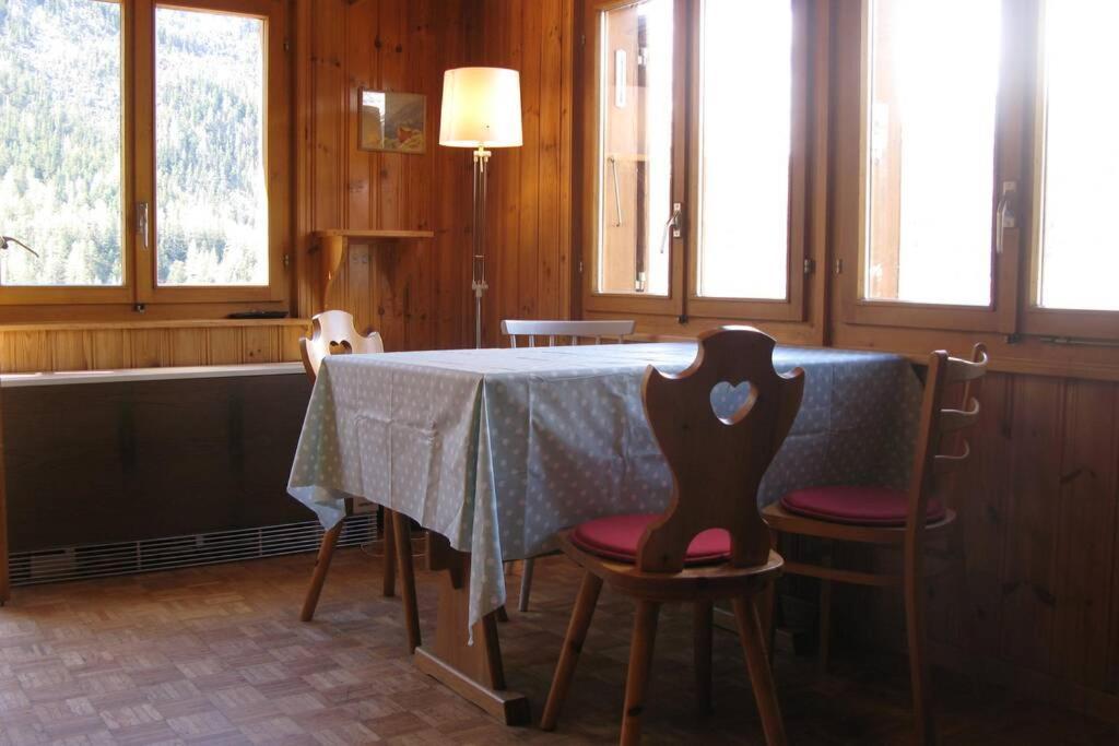 Alpia 26 - Zwei Zimmerwohnung In Traditionellem Walliser Haus Gasenried エクステリア 写真