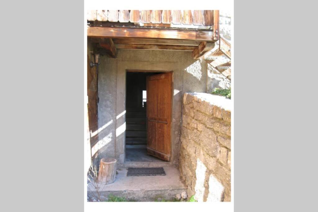 Alpia 26 - Zwei Zimmerwohnung In Traditionellem Walliser Haus Gasenried エクステリア 写真