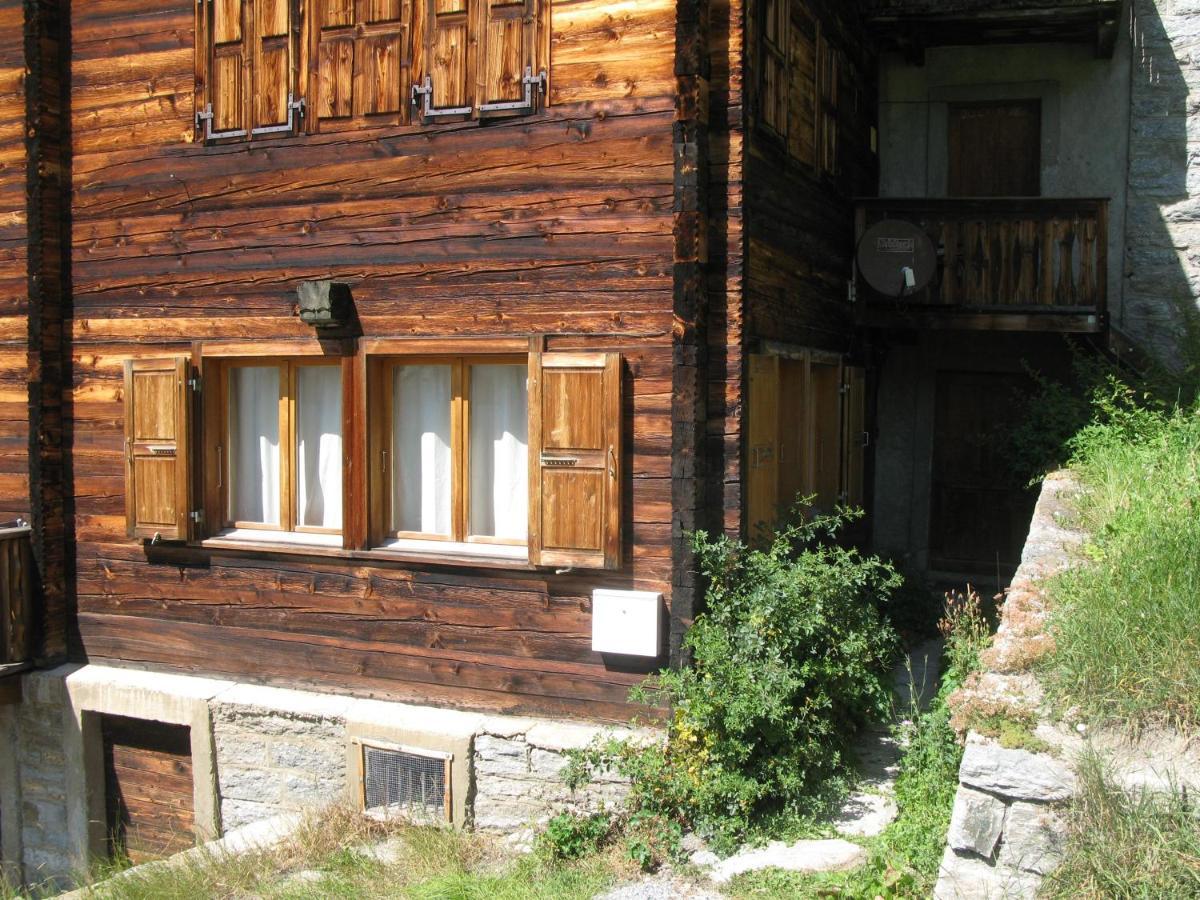Alpia 26 - Zwei Zimmerwohnung In Traditionellem Walliser Haus Gasenried エクステリア 写真